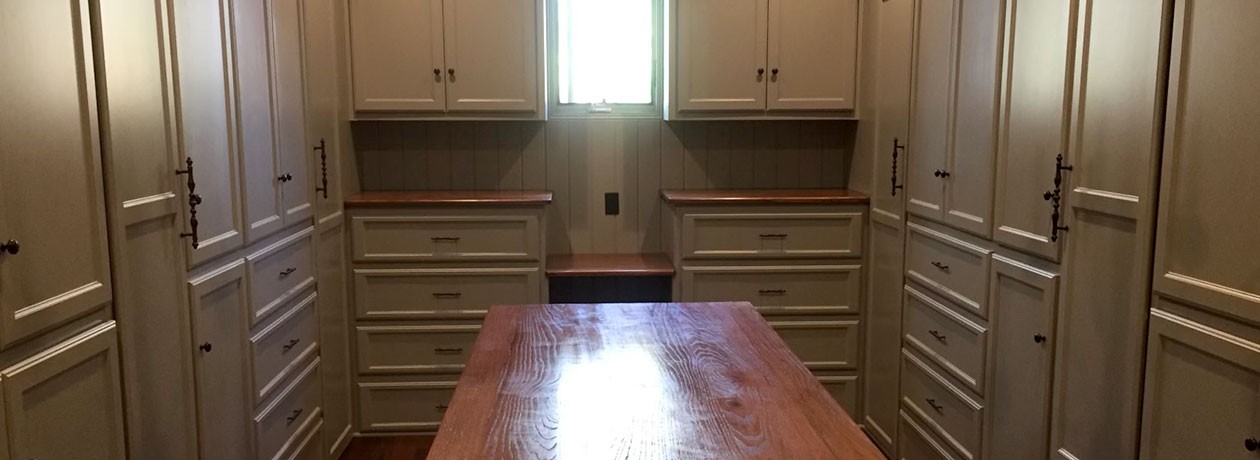 White and wooden kitchen cabinetry 